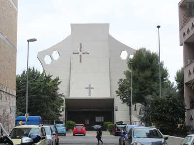 Costruita nel 1970 a Carrassi, in zona �Contrada Padreterno�, Santa Maria Maddalena � conosciuta da tutti i baresi come la �chiesa di Goldrake�. Qui infatti le forme ipermoderne si fanno cos� astratte da apparire quasi �aliene�